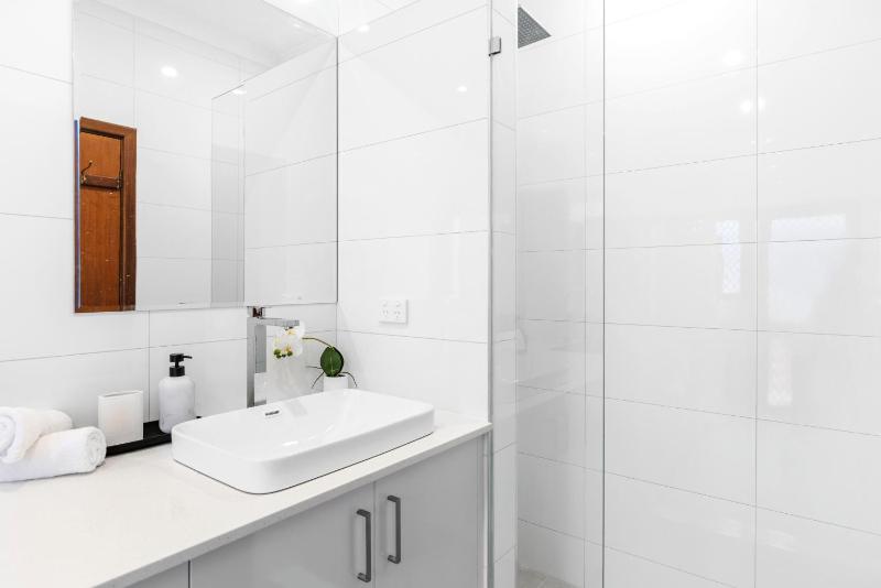 North Perth 3BR Home Steps To Hyde Park & Dining - image 5