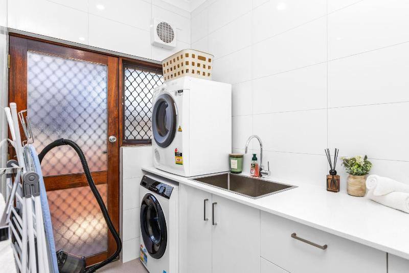 North Perth 3BR Home Steps To Hyde Park & Dining - image 7