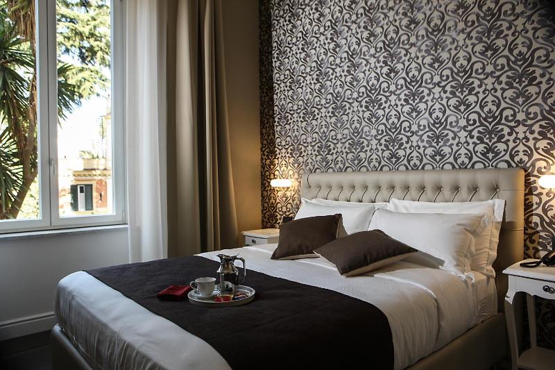 Deluxe Double Room image 4