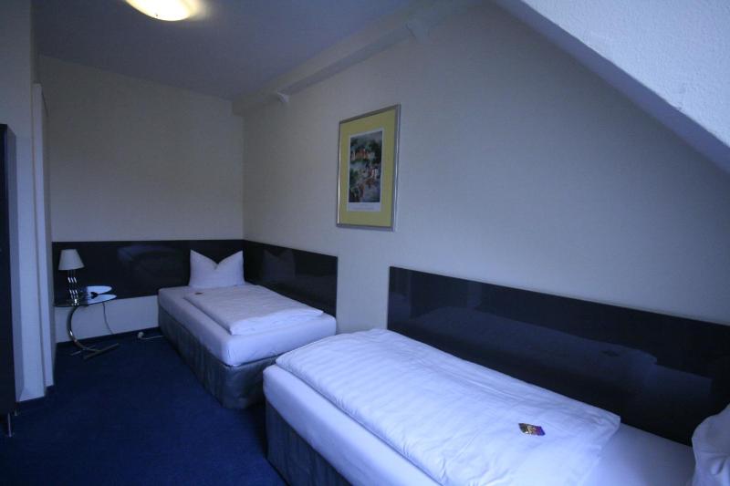Classic Twin Room image 1