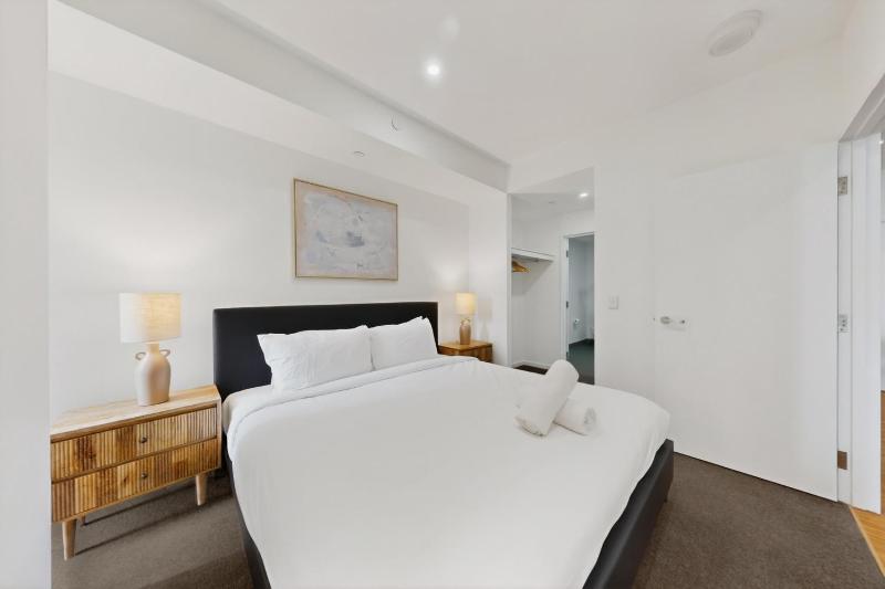 Modern 2-Bed Apartment with Private Balcony - image 7