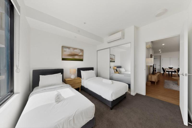 Modern 2-Bed Apartment with Private Balcony - image 8