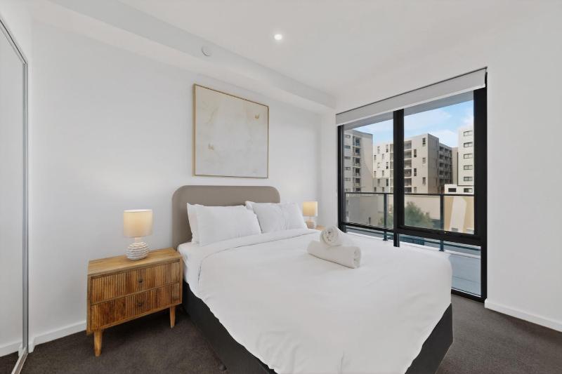 Newly Built 3 Bed Apartment with Onsite Parking - image 7