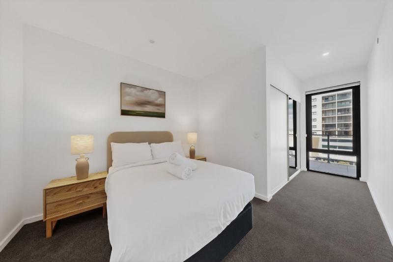 Newly Built 3 Bed Apartment with Onsite Parking - image 10