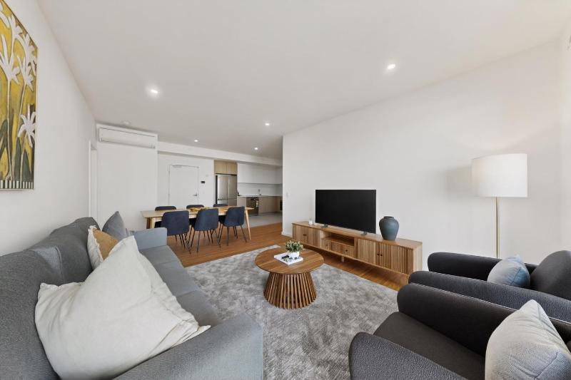 Newly Built 3 Bed Apartment with Onsite Parking - image 9