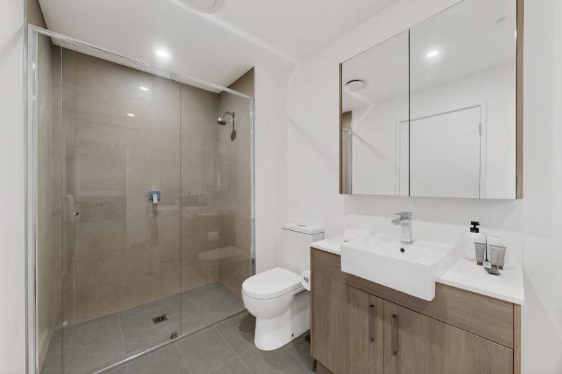 Newly Built 3 Bed Apartment with Onsite Parking - image 5