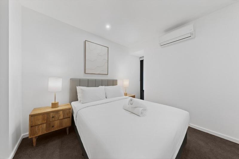 Newly Built Apartment with Private Parking - image 4