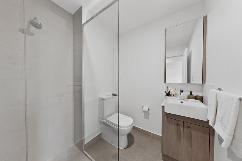 Newly Built Apartment with Private Parking - image 15