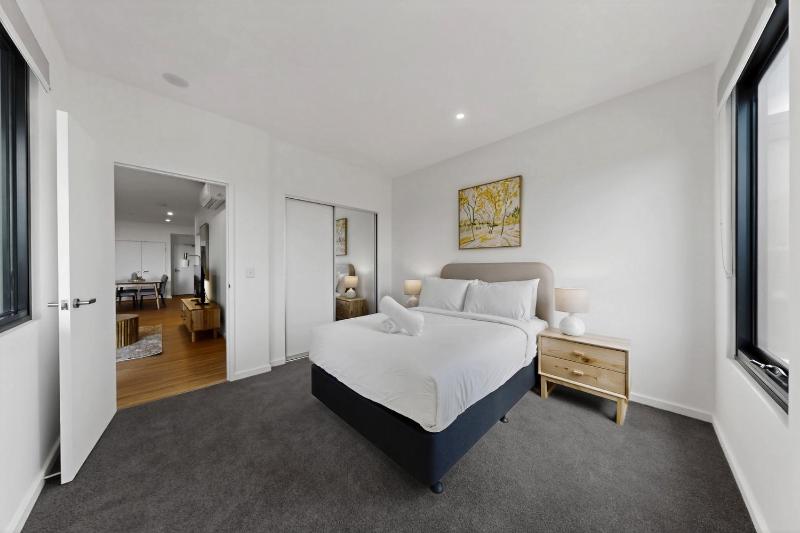 Stylish New Apartment with Modern Appliances - image 11