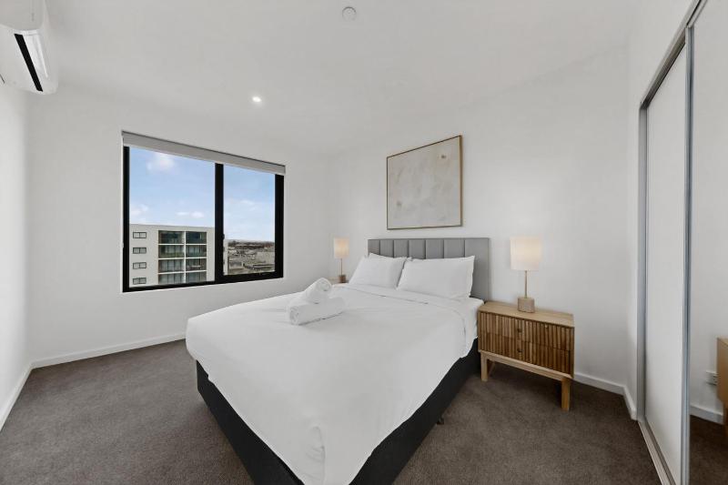 Modern Newly Furnished Apartment with Full Kitchen - image 6