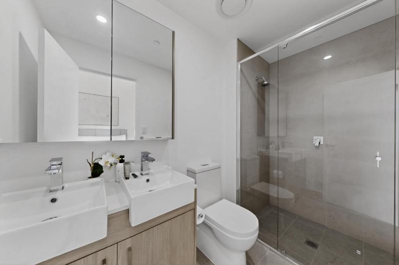 Modern Newly Furnished Apartment with Full Kitchen - image 3