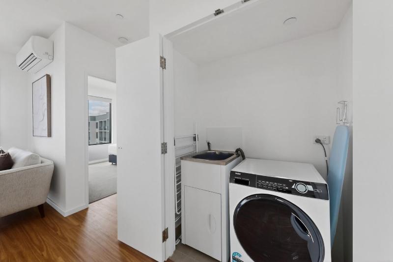 Modern Newly Furnished Apartment with Full Kitchen - image 7