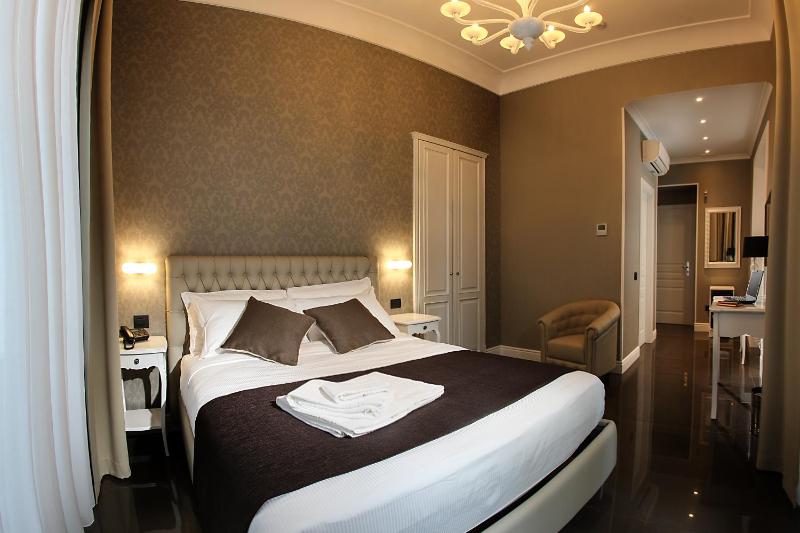Superior Triple Room image 3