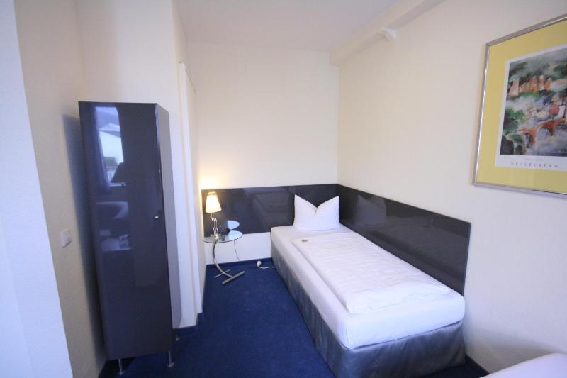 Classic Twin Room image 4