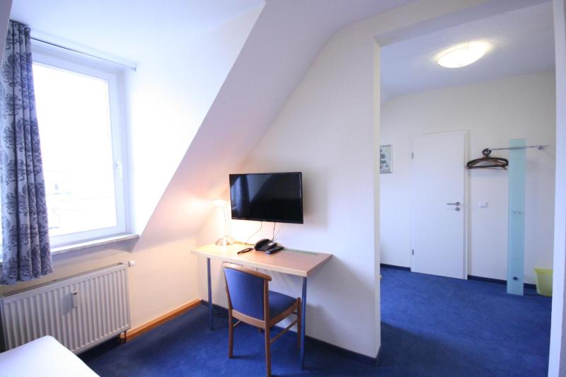 Classic Twin Room image 2