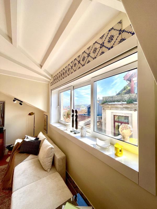 Elegant Beamed Loft with AC near Aliados - image 13
