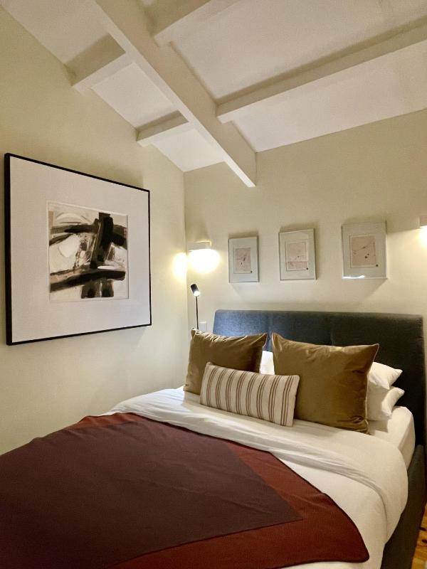 Elegant Beamed Loft with AC near Aliados - image 11