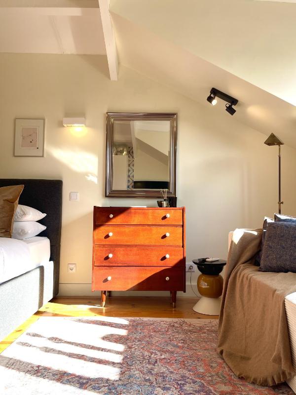 Elegant Beamed Loft with AC near Aliados - image 2