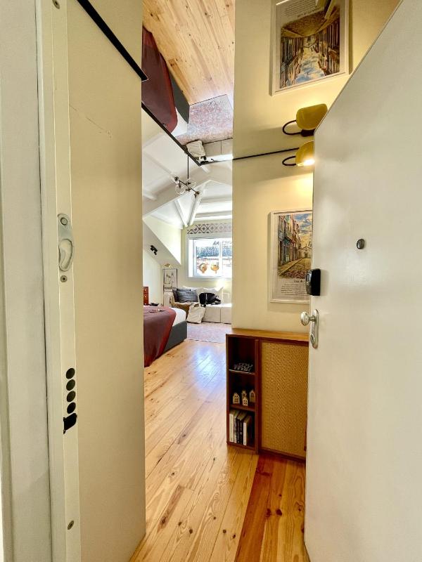 Elegant Beamed Loft with AC near Aliados - image 7
