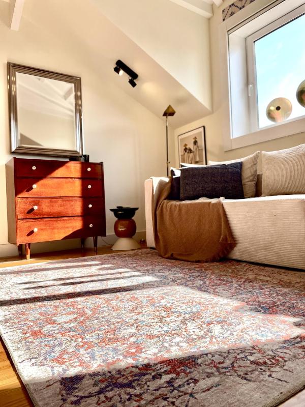Elegant Beamed Loft with AC near Aliados - image 8
