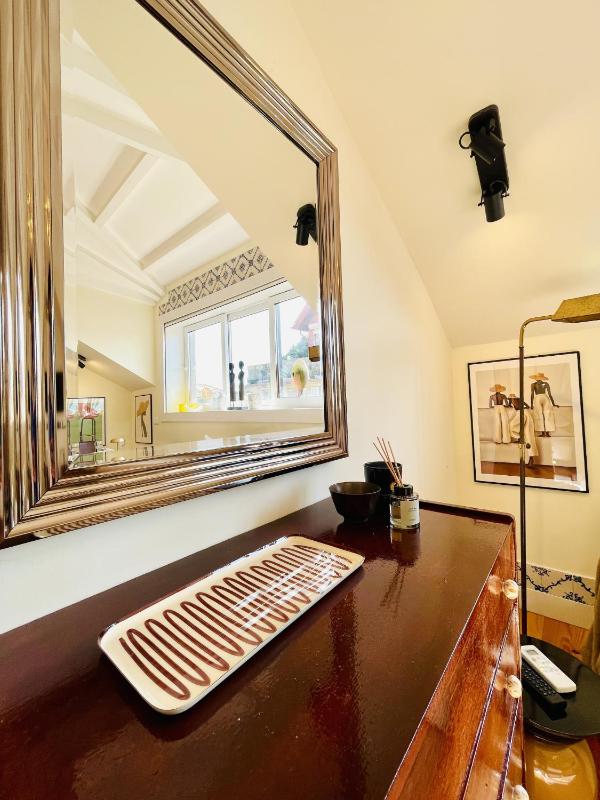 Elegant Beamed Loft with AC near Aliados - image 15