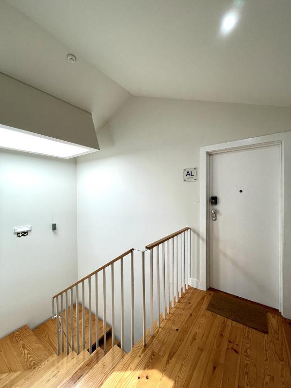 Elegant Beamed Loft with AC near Aliados - image 3