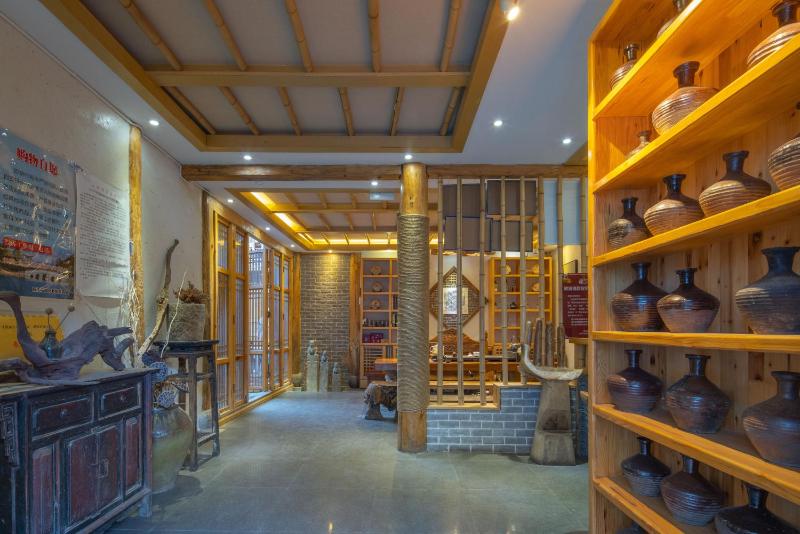 Sunlit Snow Mountain Z Naxi Ethnic Style Courtyard - image 19
