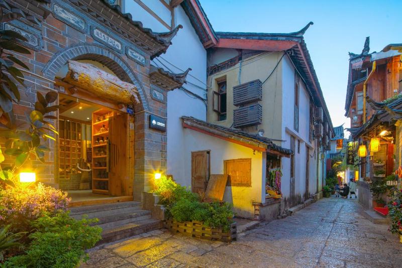 Sunlit Snow Mountain Z Naxi Ethnic Style Courtyard - image 16