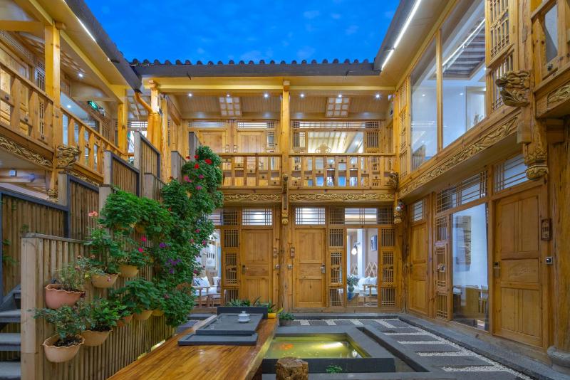 Sunlit Snow Mountain Z Naxi Ethnic Style Courtyard - image 14