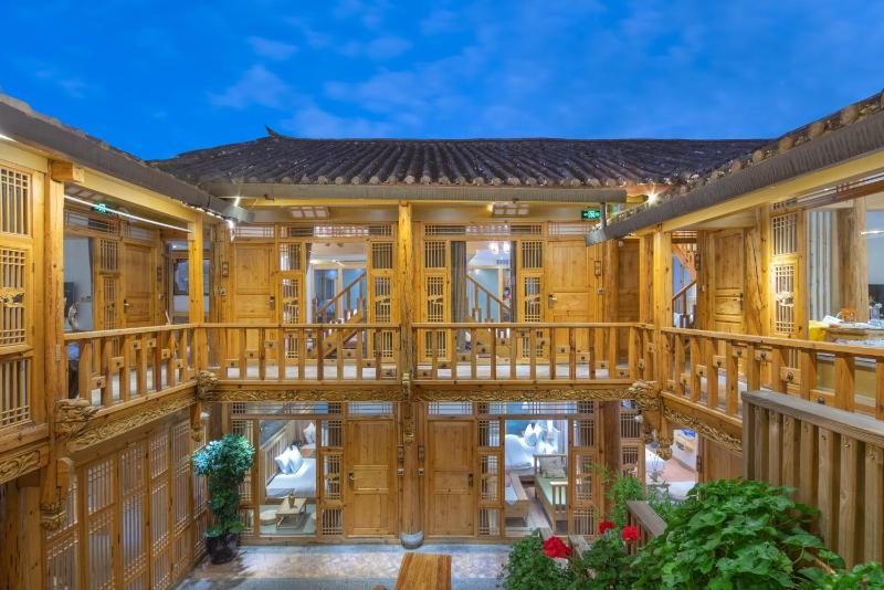Sunlit Snow Mountain Z Naxi Ethnic Style Courtyard - image 20