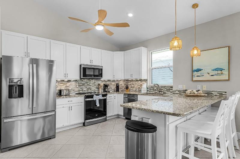 140 Pearl Paradise 3BR 2BA with Pool! home - image 9