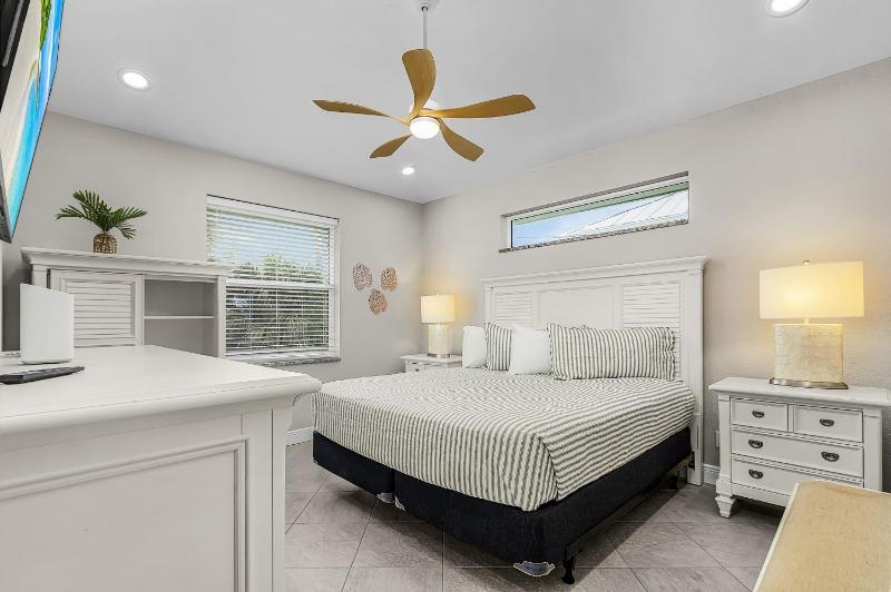 140 Pearl Paradise 3BR 2BA with Pool! home - image 8