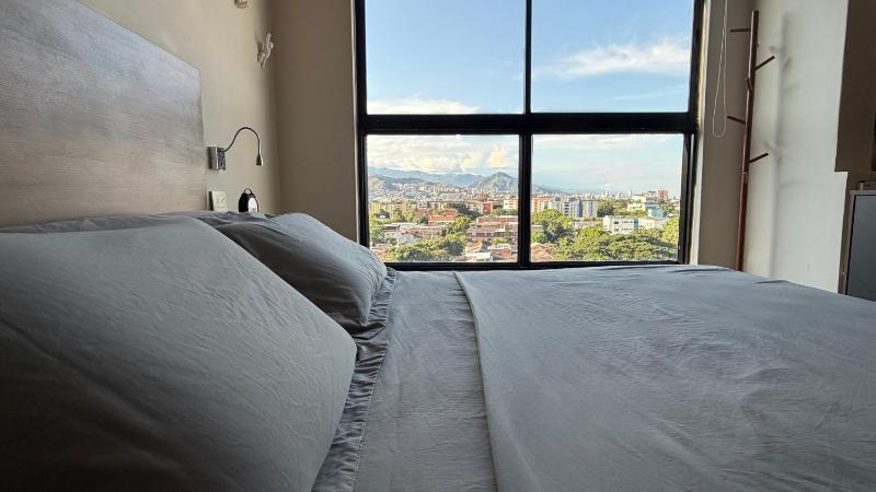 Mejor vista panorámica ubicación céntrica al lado de centros comerciales y los mejores restaurantes tenemos hermosa piscina gimnasio y parqueadero gratis - image 8