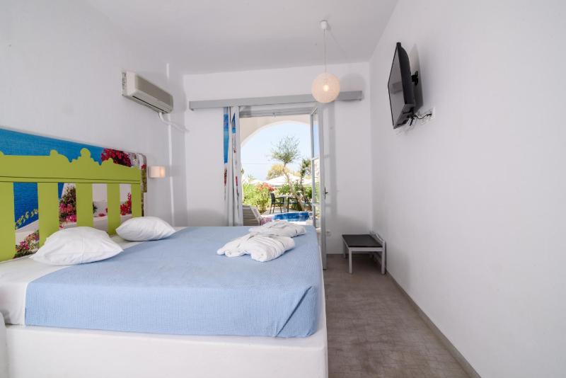 Double Room with Outdoor Jetted Tub image 2