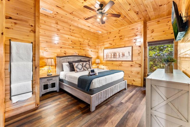 Family Cabin Private Indoor Pool Hot Tub Views Arcades EV - 5 Min to Pkwy - image 2