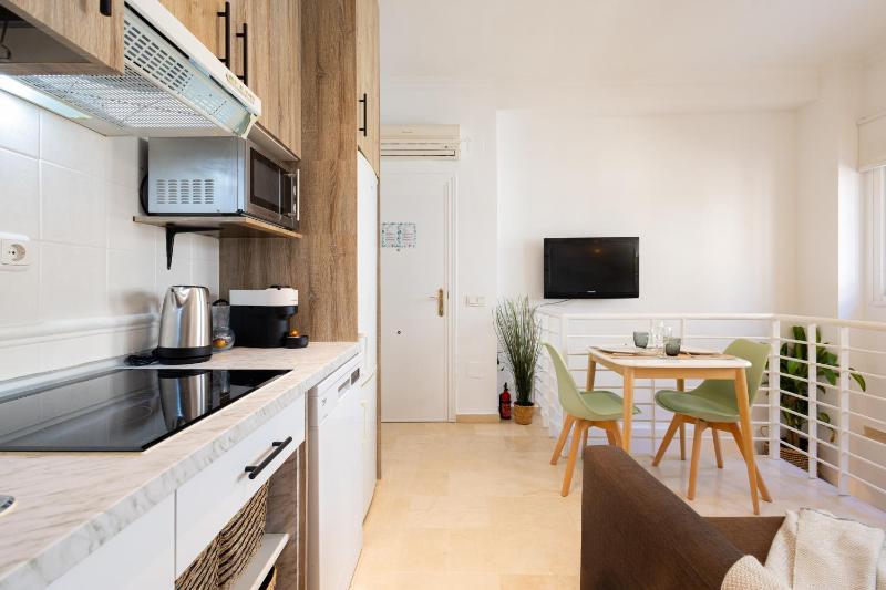 C39 Cosy apt next to the City Center - image 11