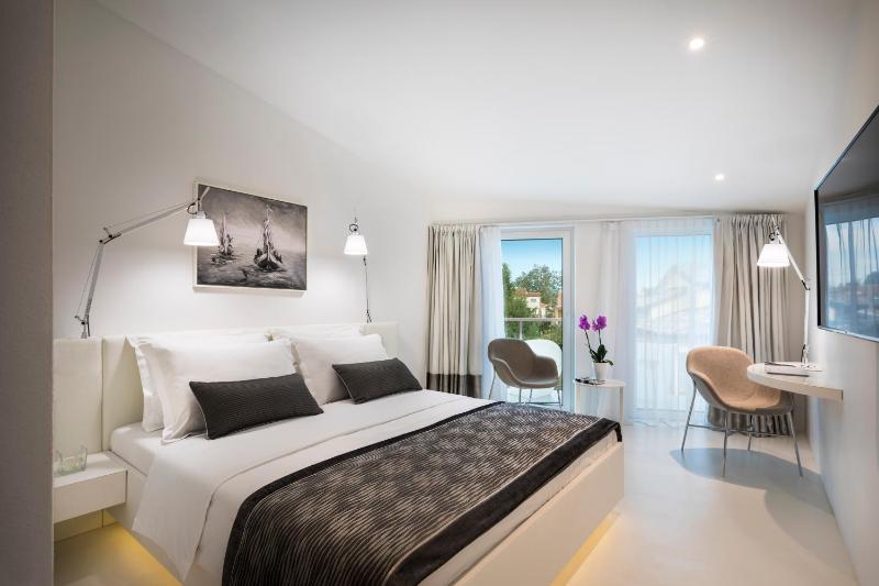 Superior Double Room with Balcony image 3