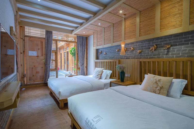 Sunlit Snow Mountain Z Naxi Ethnic Style Courtyard - image 2