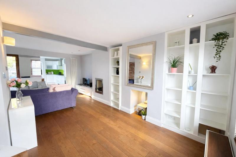 Contemporary 2BDR City Retreat - image 4