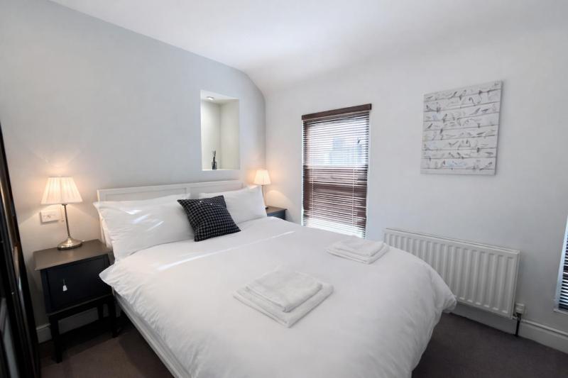 Contemporary 2BDR City Retreat - image 6