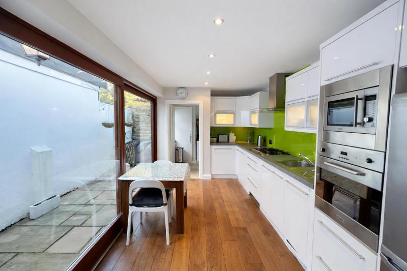 Contemporary 2BDR City Retreat - image 3