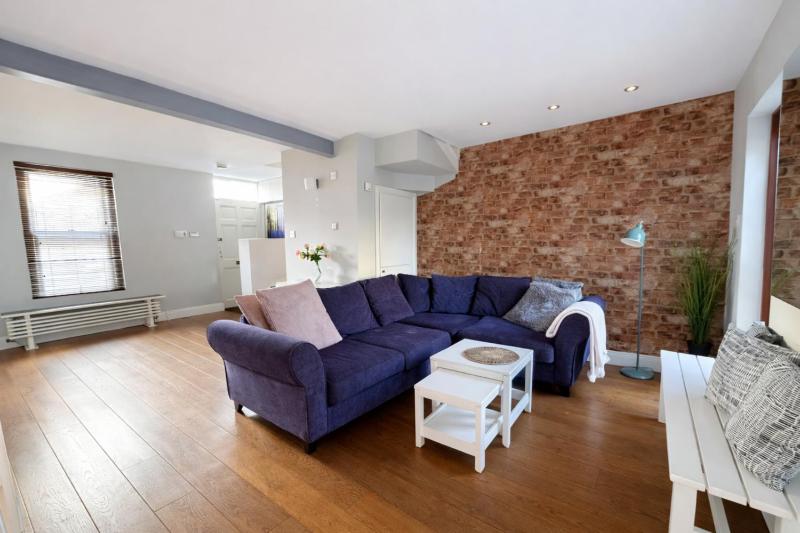 Contemporary 2BDR City Retreat - image 8