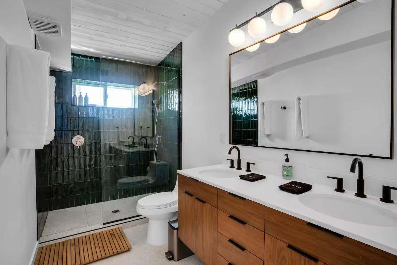 Mid-Century Oasis w Heated Pool & Hot Tub 7min DT - image 30