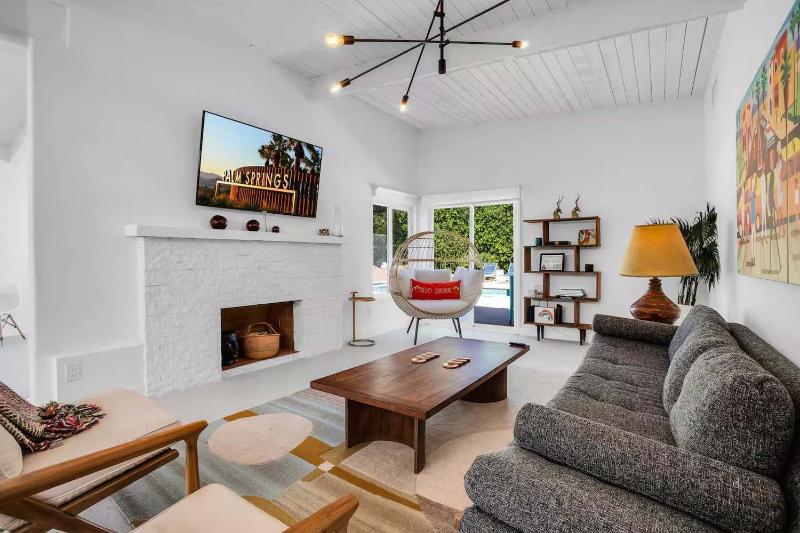 Mid-Century Oasis w Heated Pool & Hot Tub 7min DT - image 24