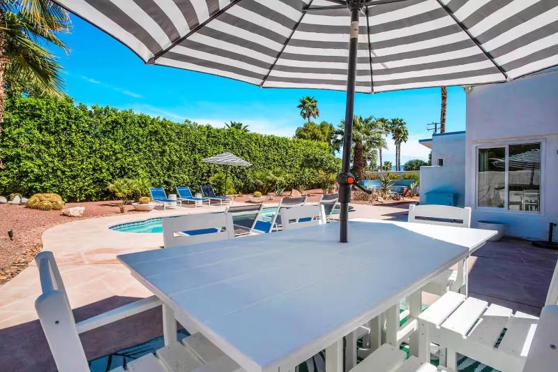 Mid-Century Oasis w Heated Pool & Hot Tub 7min DT - image 18