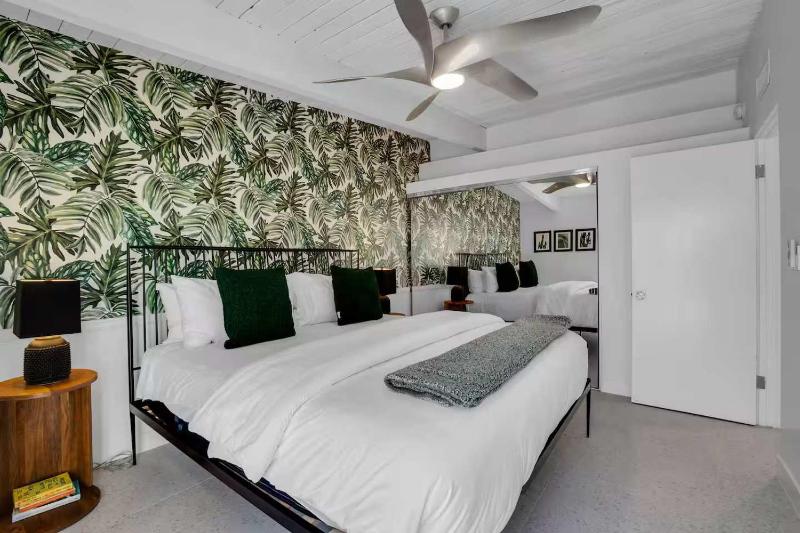 Mid-Century Oasis w Heated Pool & Hot Tub 7min DT - image 22