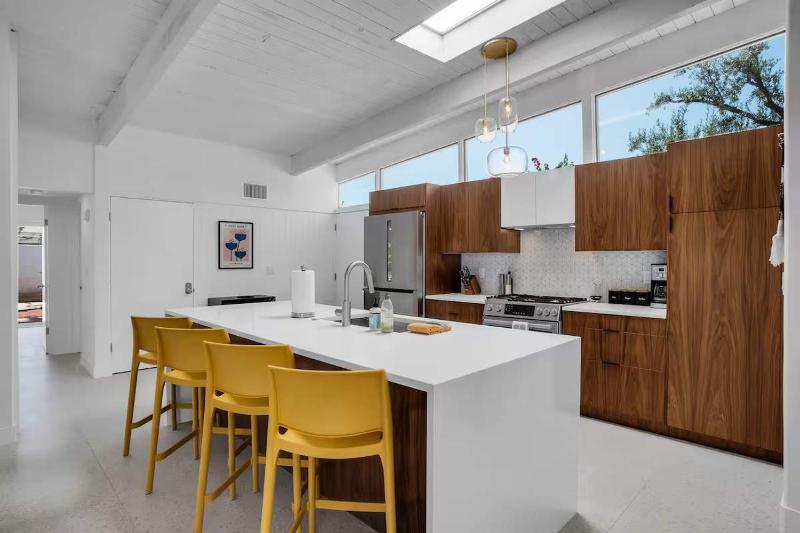 Mid-Century Oasis w Heated Pool & Hot Tub 7min DT - image 29