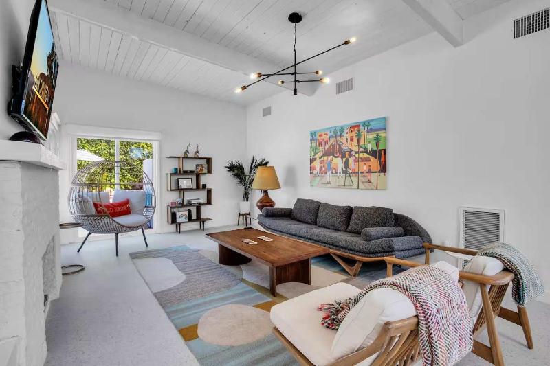 Mid-Century Oasis w Heated Pool & Hot Tub 7min DT - image 21