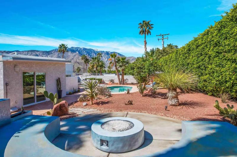 Mid-Century Oasis w Heated Pool & Hot Tub 7min DT - image 5