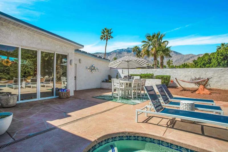 Mid-Century Oasis w Heated Pool & Hot Tub 7min DT - image 26